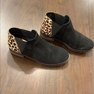 Stylish Black Suede Chukka Boots with Leopard Detail